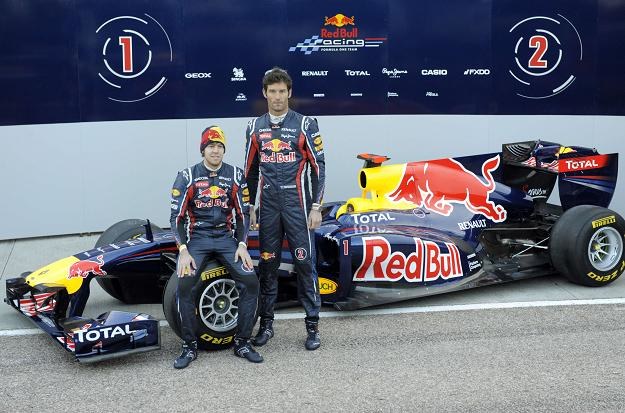 Sebastian Vettel (z lewej) i Mark Webber na tle RB7 /AFP