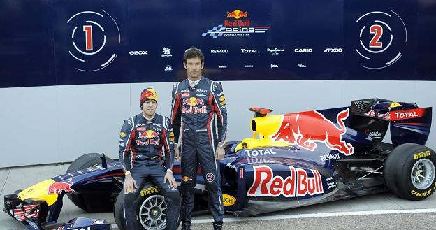 Sebastian Vettel (z lewej) i Mark Webber na tle RB7 /AFP