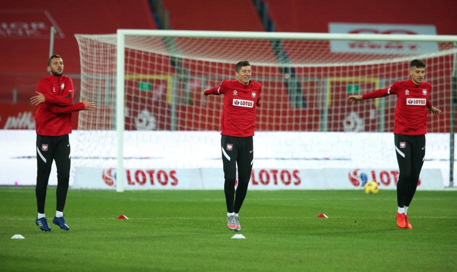 Sebastian Walukiewicz (L), Robert Lewandowski (C) i Jakub Moder (P) podczas treningu kadry w Chorzowie / 	Andrzej Grygiel    /PAP