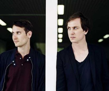 Sebastian Zimmler i Lars Eidinger w scenie z filmu "Dom na weekend"