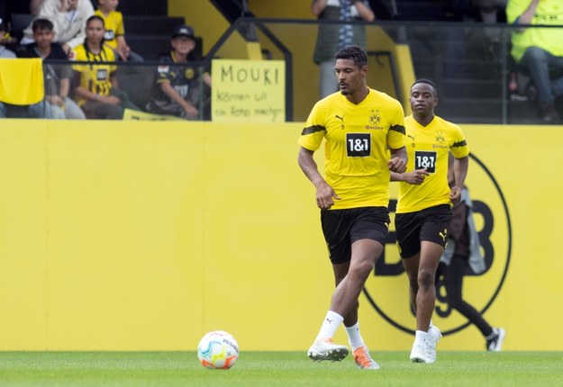 Sebastien Haller i Youssoufa Moukoko /BERND THISSEN /PAP/EPA