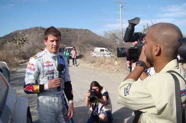 Sebastien Ogier nie odmawia wywiadu stacji telewizyjnej /INTERIA.PL