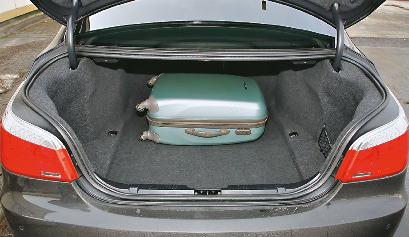 SEDAN (E60) Klapa jest szeroka, co ułatwia załadunek dość płytkiego bagażnika o pojemności 520 litrów. Tuż pod linią szyby są dźwignie, którymi można zwolnić blokady tylnego oparcia. /Motor