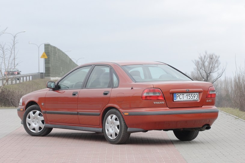 Sedan S40 debiutował we wrześniu 1995. Egzemplarze z początkowego okresu produkcji są dobrze zabezpieczone przed korozją, ale użytkownicy narzekają na jakość wykonania. /Motor
