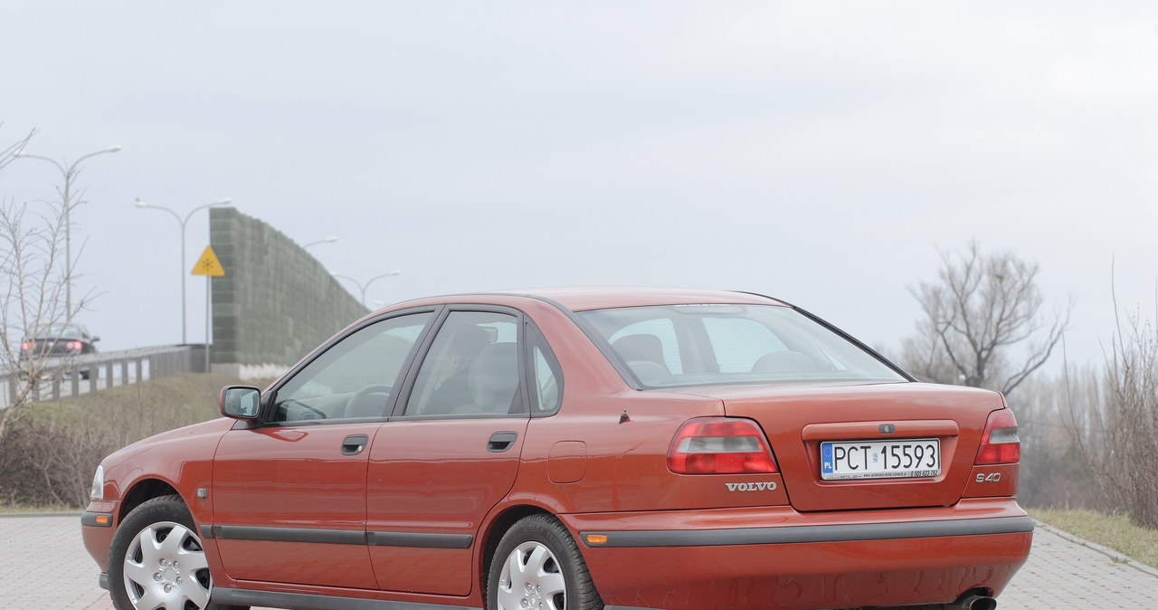 Sedan S40 debiutował we wrześniu 1995. Egzemplarze z początkowego okresu produkcji są dobrze zabezpieczone przed korozją, ale użytkownicy narzekają na jakość wykonania. /Motor