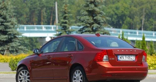 Sedan ze względu na mniejszą funkcjonalność jest nieco tańszy od kombi. /Motor