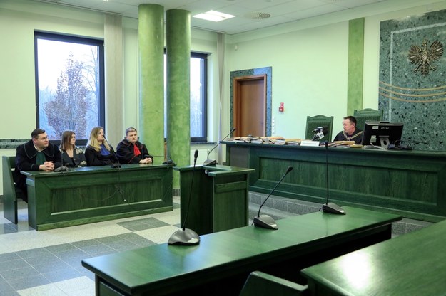 Sędzia Andrzej Kochanowski (P), mecenas Michał Brodecki (L), radca prawny Barbara Wojtas (3L) i prokurator Jarosław Wierzba (4L) na sali Sądu Rejonowego w Białymstoku / 	Artur Reszko    /PAP