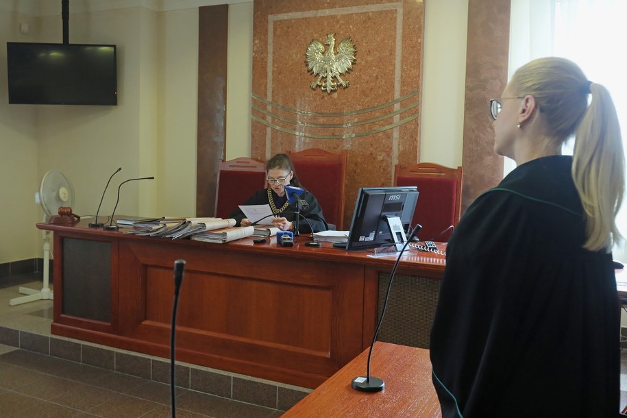 Sędzia Anna Jamiołkowska i mecenas Ewa Filon-Żmojda podczas ogłoszenia wyroku / 	Artur Reszko    /PAP