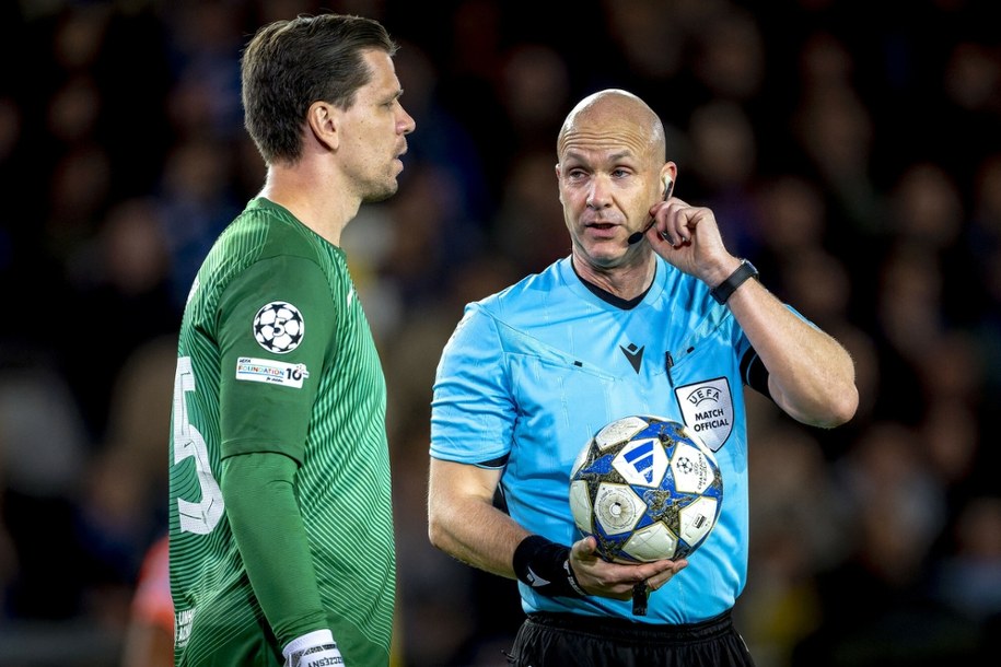 Sędzia Anthony Taylor i Wojciech Szczęsny podczas meczu Ligi Mistrzów Club Brugge - FC Barcelona w listopadzie 2025 roku /MARCEL VAN DORST/ NurPhoto /East News