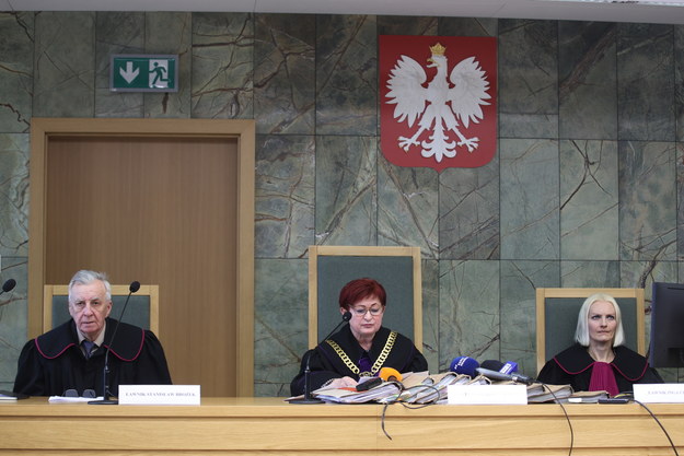 Sędzia Barbara Pankiewicz (C) oraz ławnicy Stanisław Brożek (L) i Inga Cichoń (P) na sali Sądu Okręgowego w Krakowie /	Łukasz Gągulski /PAP