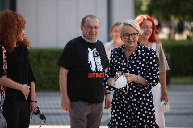 Sędzia Beata Morawiec (P) witana przed budynkiem Sądu Apelacyjnego w Krakowie /	Łukasz Gągulski /PAP