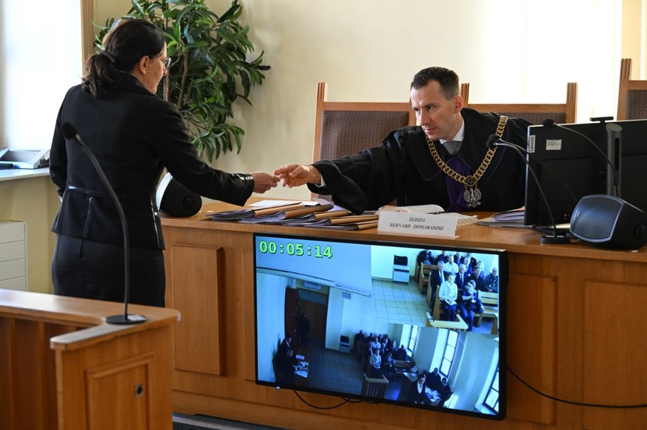 Sędzia Bernard Domaradzki (z prawej) oraz oskarżyciel subsydiarny Elżbieta Puacz  na sali rozpraw Sądu Rejonowego w Lublinie. /Wojtek Jargiło /PAP