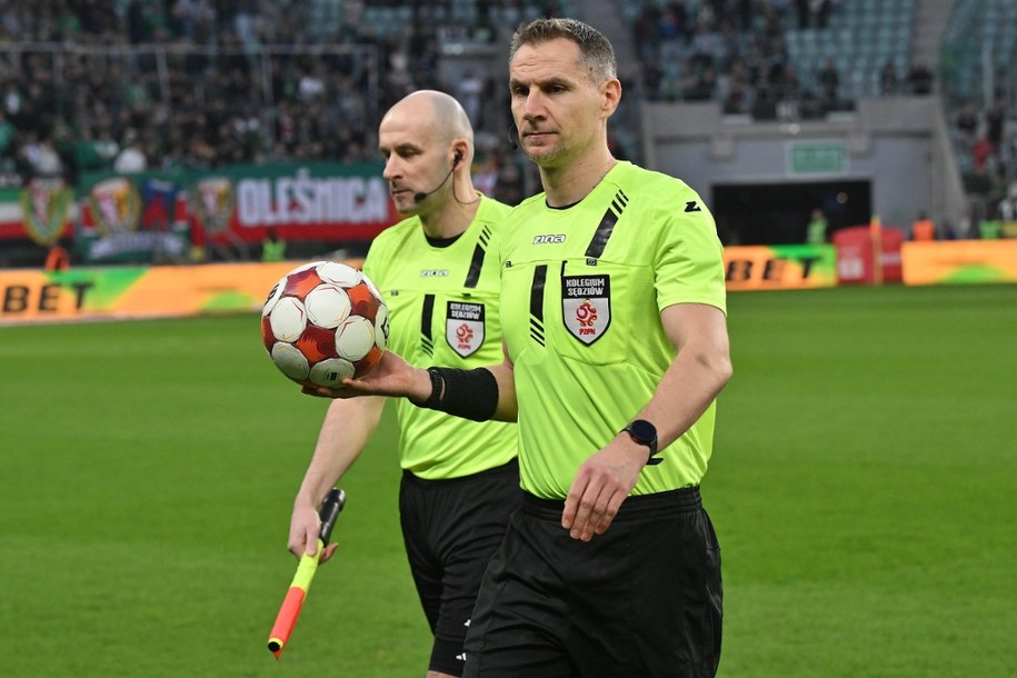 Sędzia główny Tomasz Kwiatkowski (P) na murawie stadionu Tarczyński Arena we Wrocławiu, 7 bm. gdzie miał się odbyć mecz piłkarskiej 1. ligi Śląsk Wrocław - Wisła Kraków. / 	Maciej Kulczyński    /PAP