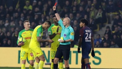 Sędzia kopnął zawodnika, po czym pokazał mu czerwoną kartkę! 