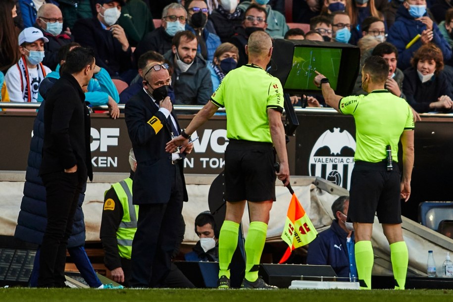 Sędzia korzysta z analizy VAR (zdjęcie poglądowe) /Shutterstock