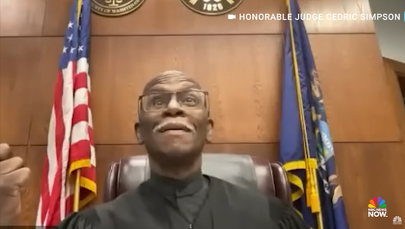 Sędzia nie dowierzał. Kierowca bez uprawnień połączył się zza kierownicy