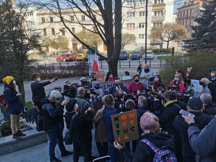 Sędzia Paweł Juszczyszyn i jego zwolennicy przed budynkiem sądu /Piotr Bułakowski /RMF FM