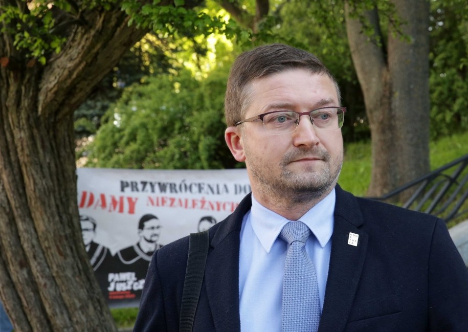 Sędzia Paweł Juszczyszyn podczas oświadczenia w sprawie swojego powrotu do pracy przed Sądem Rejonowym w Olsztynie / 	Tomasz Waszczuk    /PAP