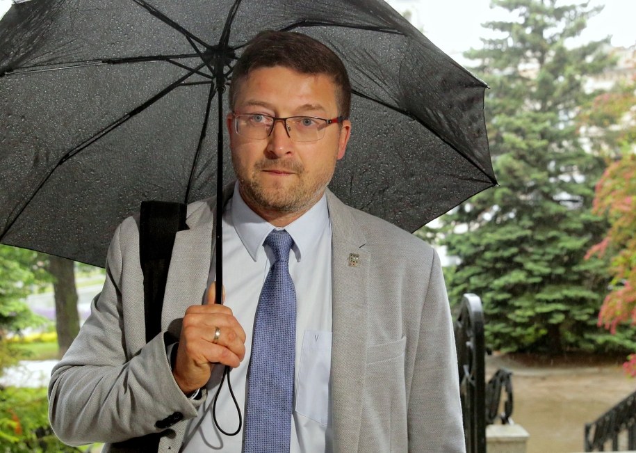 Sędzia Paweł Juszczyszyn przed siedzibą Sądu Rejonowego w Olsztynie / 	Tomasz Waszczuk    /PAP
