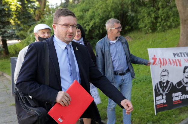 Sędzia Paweł Juszczyszyn w drodze do pracy w Sądzie Rejonowym w Olsztynie /Tomasz Waszczuk /PAP