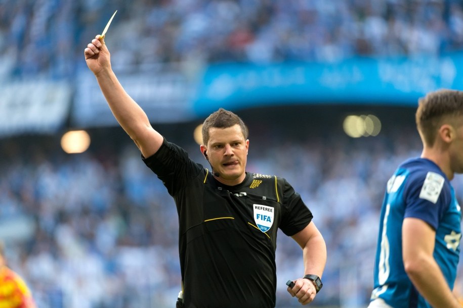 Sędzia  Tomasz Musiał z żółtą kartką podczas meczu piłkarskiej Ekstraklasy /Jakub Kaczmarczyk /PAP