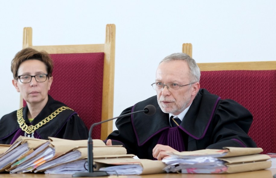 Sędziowie Andrzej Ziębiński (P) i Antonina Grymel (L) na sali rozpraw /Andrzej  Grygiel /PAP
