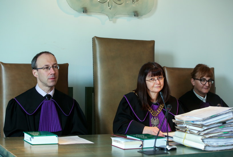 Sędziowie: Ewa Kaniok (w środku), Agnieszka Wachowicz-Mazur (po prawej) i Maciej Dobrzyński (po lewej) na sali rozpraw. /Rafał  Guz /PAP