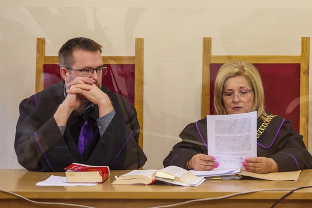 Sędziowie Joanna Bednarz (P) i Tomasz Ciosmak (L) na sali rozpraw Sądu Okręgowego w Katowicach /Zbigniew Meissner /PAP