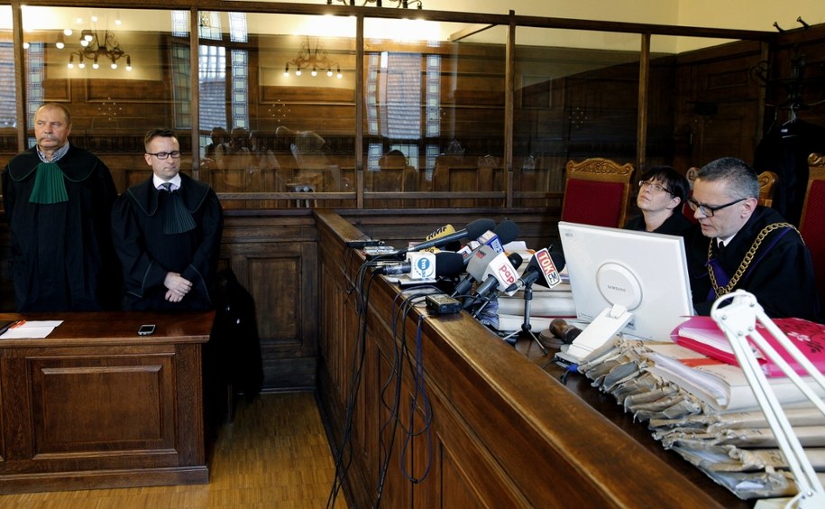 Sędziowie Lucyna Schwarz-Okrzesik  i przewodniczący Aleksander Sikora podczas ogłoszenia wyroku w sprawie katastrofy hali Międzynarodowych Targów Katowickich /Andrzej Grygiel /PAP