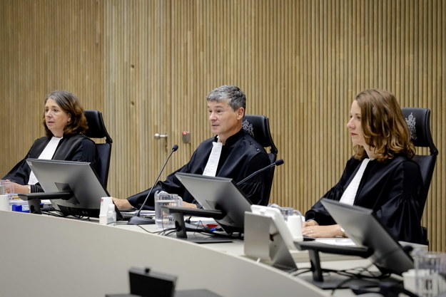 Sędziowie podczas procesu w sprawie zamachu na Petera R. de Vriesa /ROBIN VAN LONKHUIJSEN /PAP/EPA