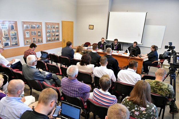 Sędziowie sądu rejonowego Jarosław Horobiowski (C-L), Tomasz Poprawa (C) i Paweł Biliński (C-P) podczas posiedzenia sądu w sprawie zatwierdzenia/odrzucenia układu spółki GetBack z wierzycielami, 6 bm. w Sądzie Rejonowym dla Wrocławia-Fabrycznej. Wrocławski sąd zatwierdził w czwartek zawarcie układu spółki GetBack z wierzycielami. Według układu niezabezpieczeni wierzyciele spółki zostaną spłaceni na poziomie 25 proc. w ciągu 8 lat. / 	Maciej Kulczyński    /PAP