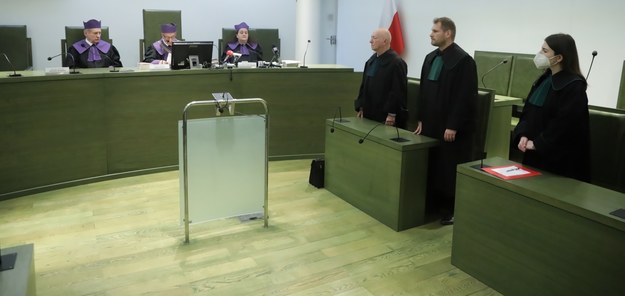 Sędziowie SN Eugeniusz Wildowicz (L), Jarosław Matras (2L) i Małgorzata Wąsek-Wiaderek (3L) oraz obrońcy, mec. Zbigniew Ćwiąkalski (3P), mec. Damian Tokarczyk (2P) i mec. Adriana Szymborska-Rymer (P) na sali rozpraw Sądu Najwyższego w Warszawie /Tomasz Gzell /PAP