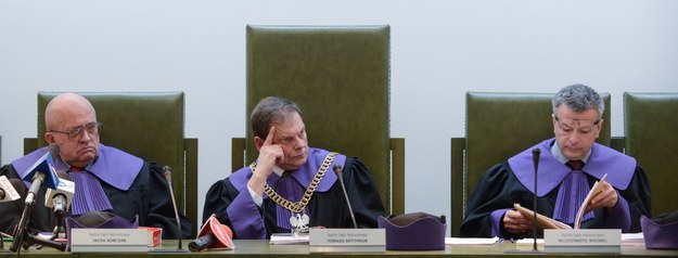Sędziowie SN: Jacek Sobczak, Tomasz Artymiuk i Włodzimierz Wróbel na sali rozpraw /Jakub Kamiński   /PAP