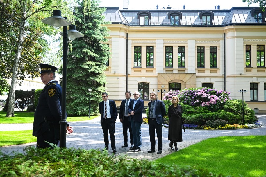 Sędziowie TK, od lewej: Krystian Markiewicz, Maciej Taborowski, Marcin Dziurda, Dariusz Szostek i Magdalena Bentkowska przed siedzibą Trybunału Konstytucyjnego w Warszawie /Radek Pietruszka /PAP