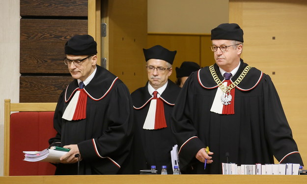 Sędziowie TK, od lewej: Mirosław Granat, sprawozdawca Piotr Tuleja, przewodniczący Andrzej Wróbel wchodzą na salę rozpraw w Trybunale Konstytucyjnym w Warszawie /Paweł Supernak /PAP