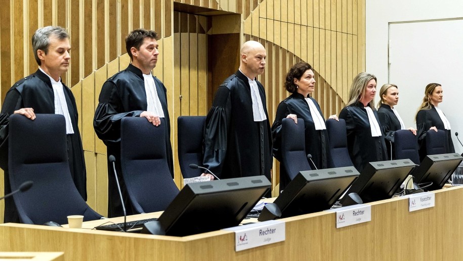 Sędziowie w czasie procesu / 	REMKO DE WAAL    /PAP/EPA