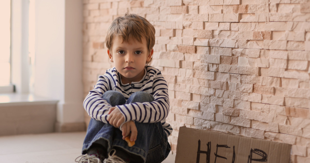 Sędziowie wielokrotnie dają szanse rodzicom, z których oni nie korzystają. Przez to dziecko do adopcji trafia dopiero w wieku ośmiu i więcej lat, kiedy często już nie jest gotowe, by się do kogoś przywiązać, by komuś zaufać. /123RF/PICSEL