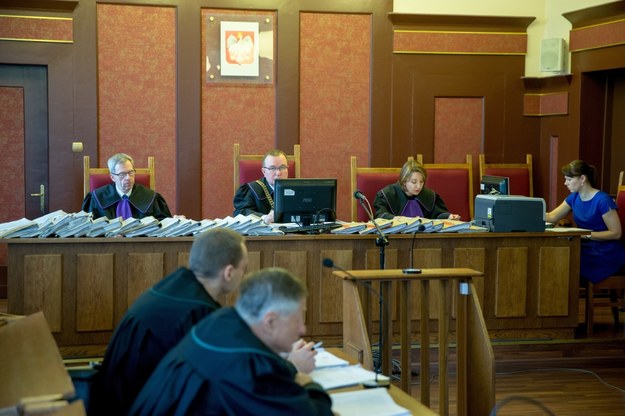Sędziowie Wojciech Kopczyński (C), Robert Kirejew (L) i Karina Maksym (2P) podczas rozprawy / Andrzej Grygiel /PAP