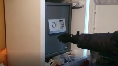Sejf ukryty w lodówce. W nim złoto, monety i… narkotyki