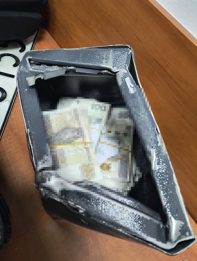 Sejf wyrzucony przez 24-latka z auta /Policja
