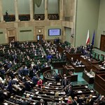 Sejm debatuje nad projektami jednorazowego dodatku dla emerytów i rencistów