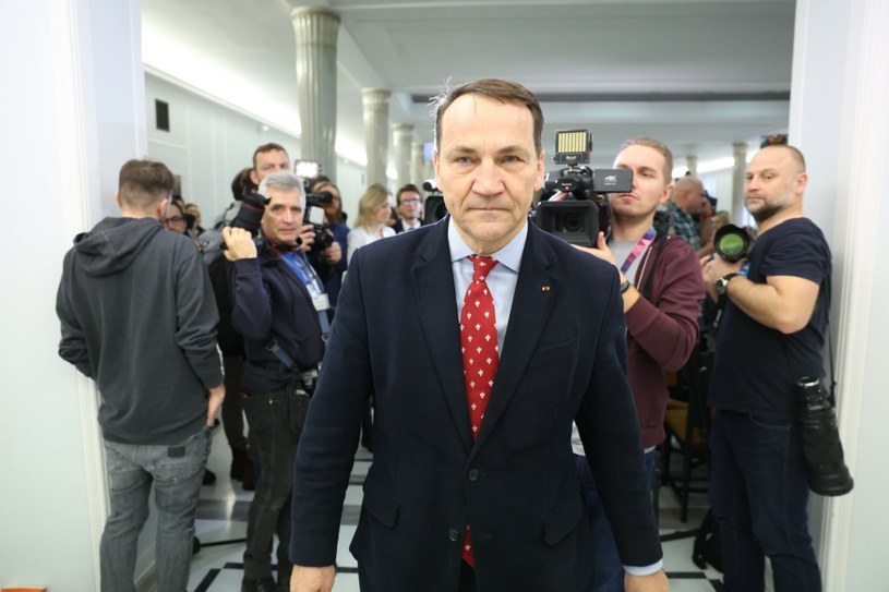 Sejm. Gorący dzień w polityce. Trwa debata po expose Radosława Sikorskiego