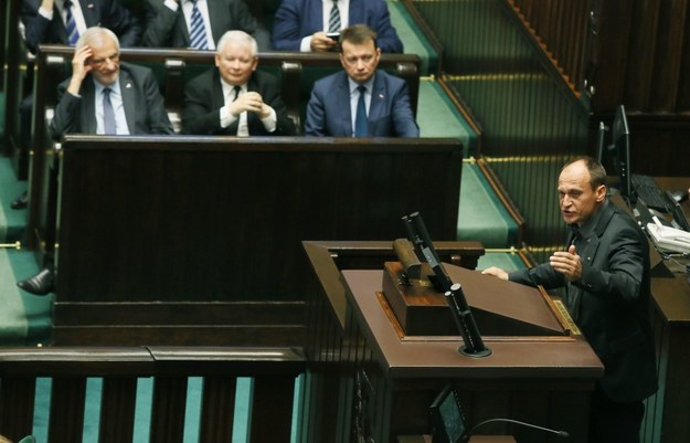 Sejm, kwiecień 2016. W ławach: Ryszard Terlecki, Jarosław Kaczyński i Mariusz Błaszczak, na mównicy: Paweł Kukiz / 	Tomasz Gzell    /PAP