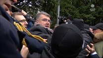 Sejm. Mariusz Kamiński i Maciej Wąsik próbują wejść do środka. Nagranie z przepychanki