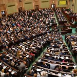 Sejm obniża podatek PIT z 17 do 12 procent. Likwidacja ulgi dla klasy średniej