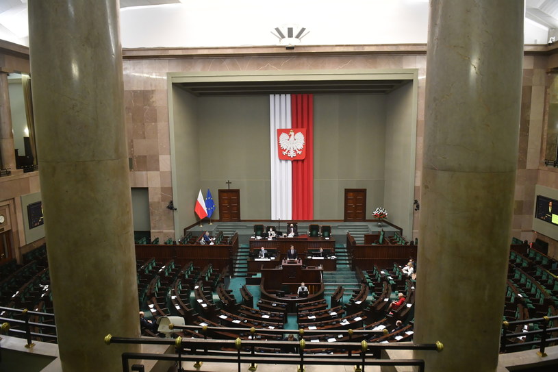 Sejm odrzucił wszystkie 65 poprawek Senatu do budżetu na 2022 r. /Radek Pietruszka /PAP