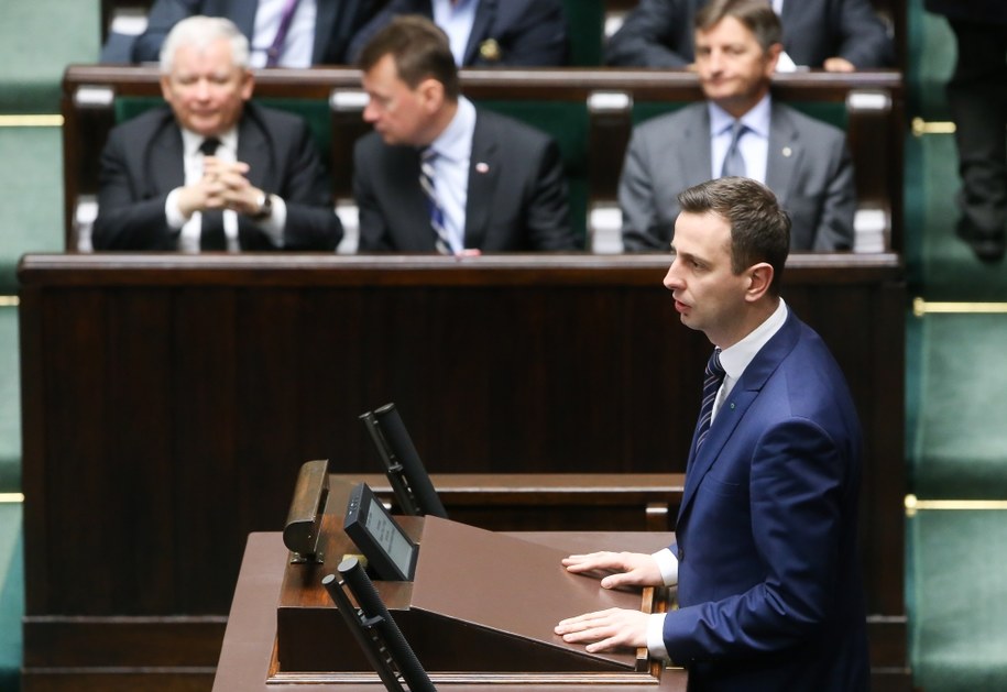 Sejm ograniczył możliwość przedłużania umów terminowych ponad 33 miesiące. Na zdjęciu: minister pracy Władysław Kosiniak-Kamysz przemawia podczas posiedzenia Sejmu /Paweł Supernak /PAP