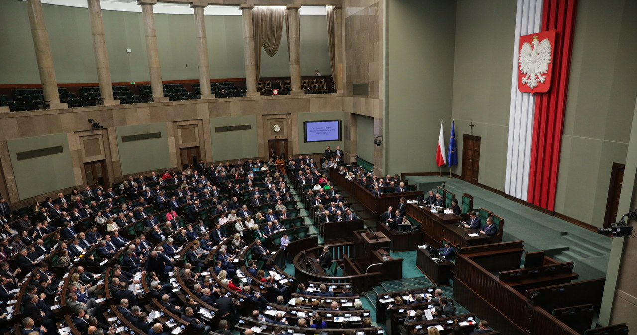 Sejm opowiedział się przeciwko uchwale Senatu o odrzuceniu w całości ustawy o podatku od niektórych instytucji finansowych oraz niektórych innych ustaw, pozwalającą wyłączyć w tym roku część wydatków państwa z reguły wydatkowej /Albert Zawada /PAP