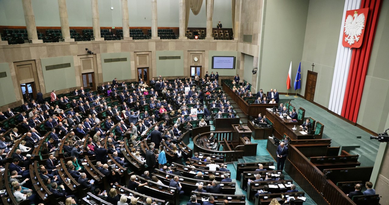 Sejm podjął decyzję w sprawie budżetu na 2024 r. /Wojciech Olkuśnik /East News