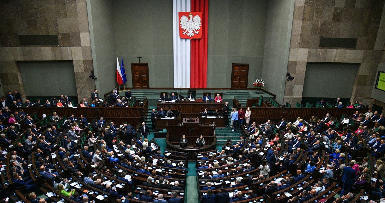 Sejm podjął decyzję w sprawie nowelizacji ustawy o emeryturach pomostowych /Radek Pietruszka /PAP